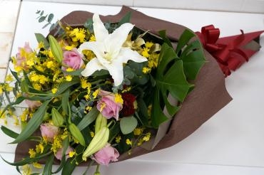 華やかな御祝カサブランカの花束｜「フローラント」　（静岡県三島市の花キューピット加盟店 花屋）のブログ