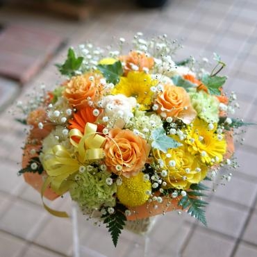 イエロー・オレンジのバラがステキなアレンジメント | 花屋ブログ