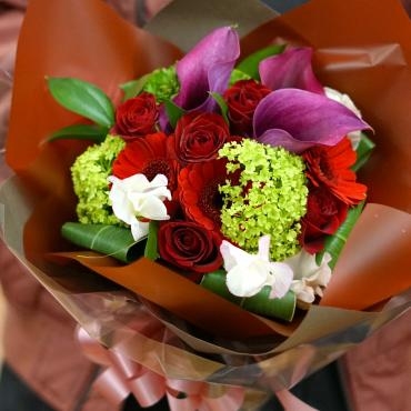 赤バラとカラーのブーケ 　 ビバーナムのグリーンも美しい！フローラント｜「フローラント」　（静岡県三島市の花キューピット加盟店 花屋）のブログ