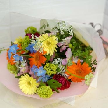 ミックスカラーの花束　配達しました　三島市フローラント｜「フローラント」　（静岡県三島市の花キューピット加盟店 花屋）のブログ