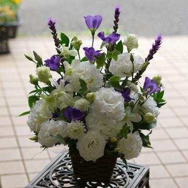 白系濃紫一重咲きトルコギキョウを添えて　フローラント｜「フローラント」　（静岡県三島市の花キューピット加盟店 花屋）のブログ