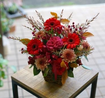 御祝　秋らしい赤系のアレンジメントを配達しました｜「フローラント」　（静岡県三島市の花キューピット加盟店 花屋）のブログ