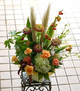 秋の気配 お祝いアレンジメント 三島市フローラント 花屋ブログ 静岡県三島市の花屋 フローラントにフラワーギフトはお任せください 当店は 安心と信頼の花キューピット加盟店です 花キューピットタウン