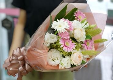 ピンク・白＜優しい色合い＞花束を配達しました　三島市フローラント｜「フローラント」　（静岡県三島市の花キューピット加盟店 花屋）のブログ