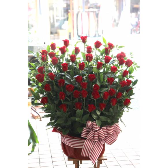 花キューピット加盟店 店舗名：フローラント
フラワーギフト商品番号：900057
商品名：豪華！赤いバラのアレンジメント